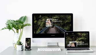 kg old portfolio website mockup with flower deco on a table ordi,ipad et mobile