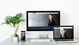 yom yoga website mockup with flower deco on a table ordi,ipad et mobile