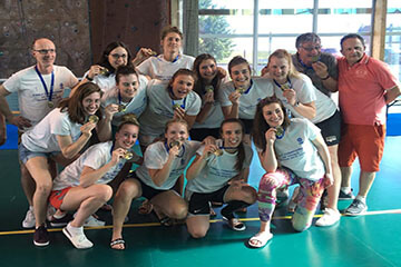 furdenheim team picture girls in t-shirts and with 3rd place medals