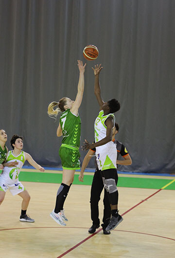 jump ball in the begging of the game betwen furdenheim team where karla plays